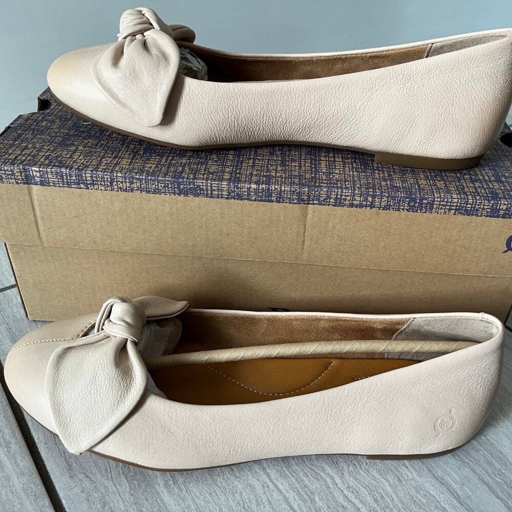 NWB Born Anah womens bow flats, color Natural (nude), size 9 M (B)